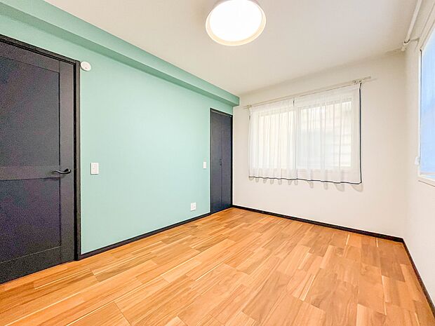 【寝室6帖】シンプルな内装はおしゃれのポイントです。シンプルは華美より飽きがこないからです。色や模様でおしゃれ感をだす。それがシンプルイズビューティーです。