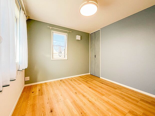 【子供部屋5.6帖】柔らかな陽光とフローリングの色味が調和した快適な空間。