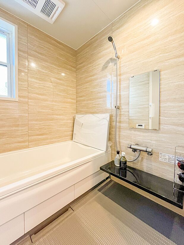 【浴室】浴室は一日の疲れを癒す場所だから、家族みんながゆったりできる快適設計。追い炊き機能付きオートバス。安定した温度で、いつでも快適に入浴できます。