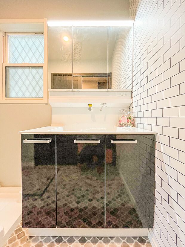 【3階洋室7.43帖】柔らかな陽光とフローリングの色味が調和した快適な空間。