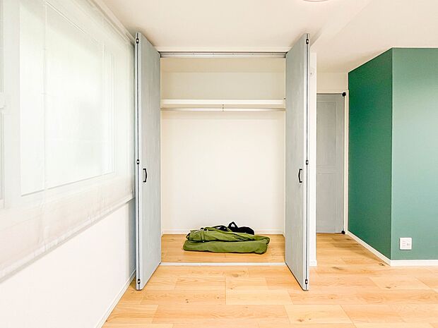 【収納】壁面クローゼットのメリットは、衣類が横一列に並ぶためひと目で洋服が選びやすいこと。衣類をたくさんお持ちの方も、限られたスペース内に無理なく収納することができます。