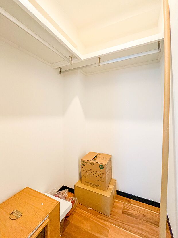 【WIC（ウォークインクローゼット）】何より、中に入れば全ての服が見てわかるので選択しやすいんです。朝の忙しいときなど便利だな〜と思いますよ。一つのスペースで済むって所がいいんですよね。