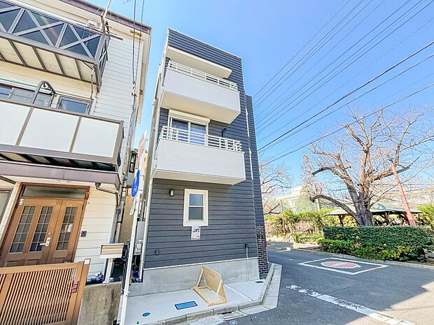 【外観】家族の温かさと陽光の暖かさ、楽しい毎日と明るい未来を予感させる「空間が織り成すひとつ先の住み心地」を演出します。