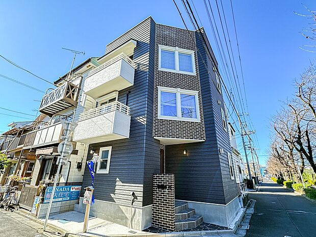 【外観】家族の温かさと陽光の暖かさ、楽しい毎日と明るい未来を予感させる「空間が織り成すひとつ先の住み心地」を演出します。