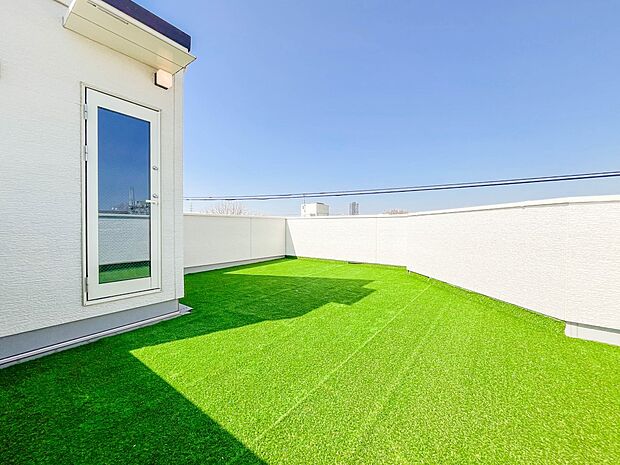 【バルコニー】  朝の澄んだ空気や、夕方に吹く清々しい風を五感で感じられるバルコニー。屋外にあって、住まいの中でも本当の自然を感じられるスペースです。