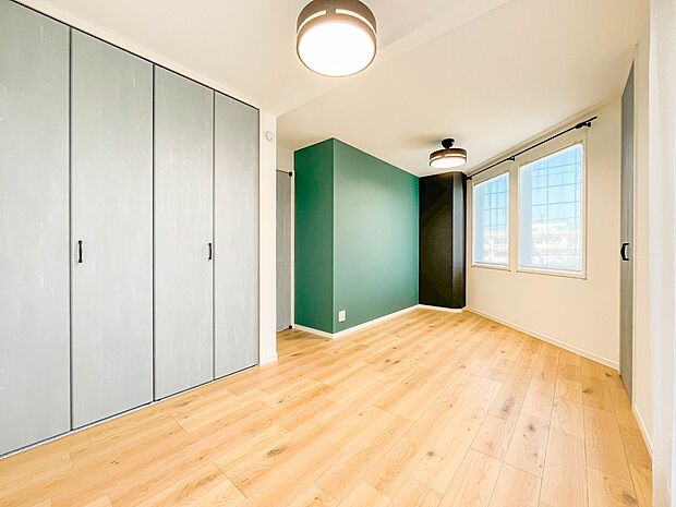 【洋室7.43帖】柔らかな陽光とフローリングの色味が調和した快適な空間。