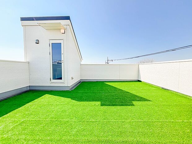 【スカイヤードバルコニ】広々としたルーフバルコニーが自慢の当該物件。