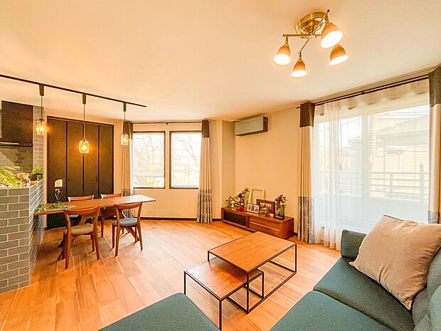 【LDK16帖】爽やかな日差しが差し込む明るいリビングです。