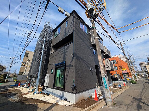 玄関へのアプローチ。居住者の帰り、訪れる方を優しく迎える・安らぎに満ちた生活空間を予感させる。健やかな暮らしを楽しめそう。