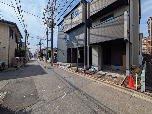 家の前は美しい通りになっていますが、クルマが比較的少なく。家のまわりで遊ぶお子さまも安心です。