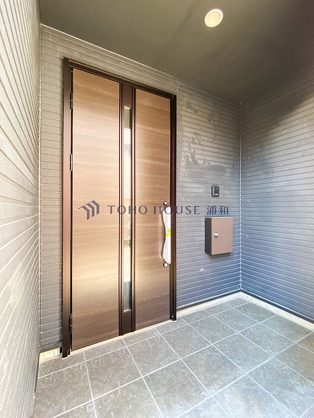 【玄関】玄関はおうちの顔と言われます。玄関アプローチは、外観デザインの印象を左右します。