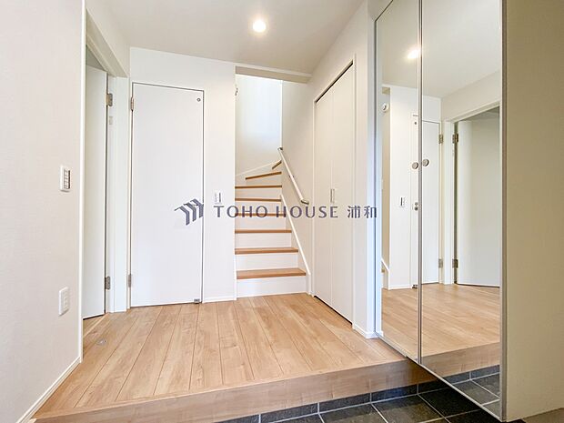 【玄関】玄関はその家と住まう人を印象づけます。それだけデザイン、機能性の存在感が大切になるわけですね。優れた防犯性、断熱性も求められます。家は玄関から始まります。