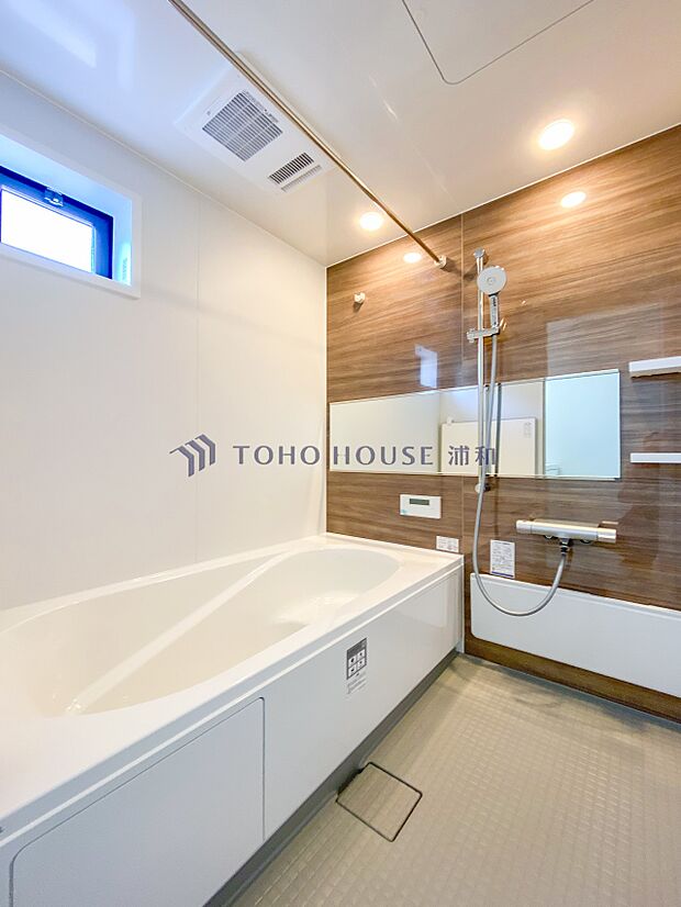 【浴室】一日の疲れを落としてくれる場所は、落ち着く場所でなければならない。心地よいバスタイムを演出する浴室はゆとりあるサイズを採用。