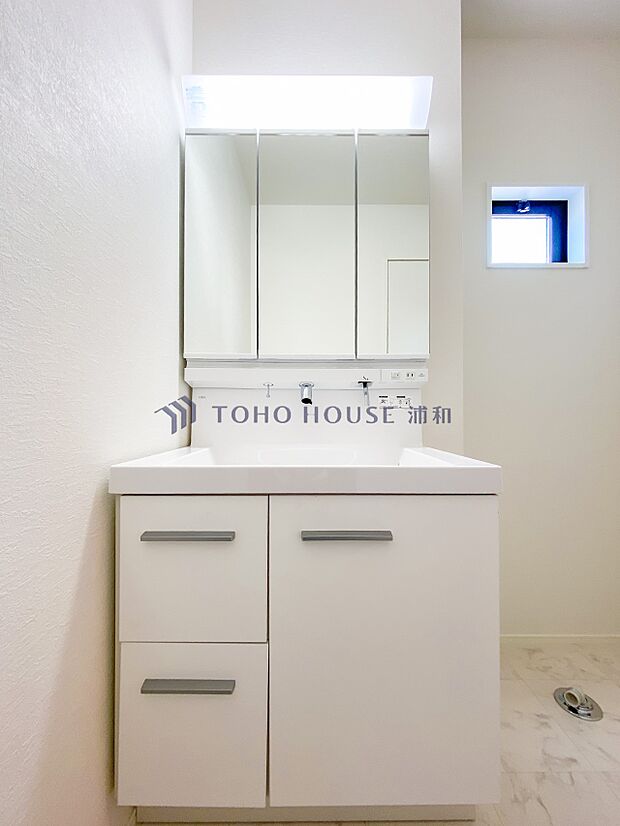 【三面鏡洗面化粧台】 ミラーを手前に引けば、楽な姿勢で髭剃りやメイクができます。合わせ鏡にすればヘアスタイルのチェックもラクラク。洗面化粧台のミラー裏にはたっぷり入る収納スペースを設けてい…