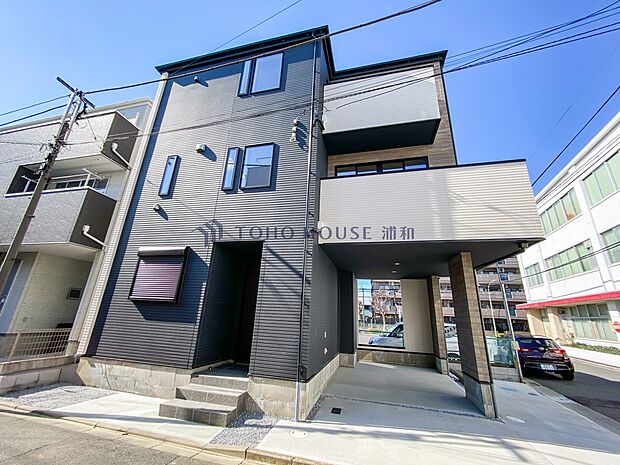 【外観】家族の温かさと陽光の暖かさ、楽しい毎日と明るい未来を予感させる「空間が織り成すひとつ先の住み心地」を演出します。