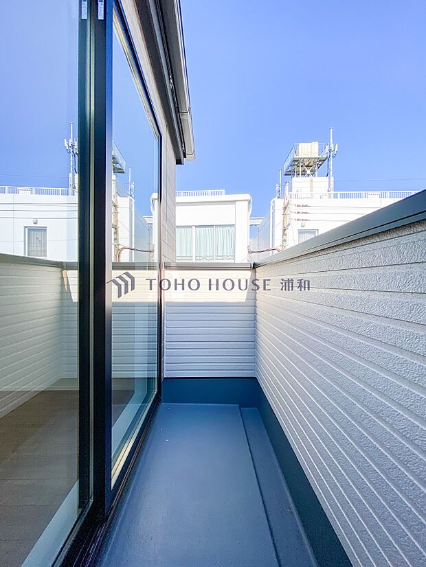 【バルコニー】 バルコニーから差し込む陽光・通風は、住環境・快適性と共に有り続ける貴重な「財産」です。