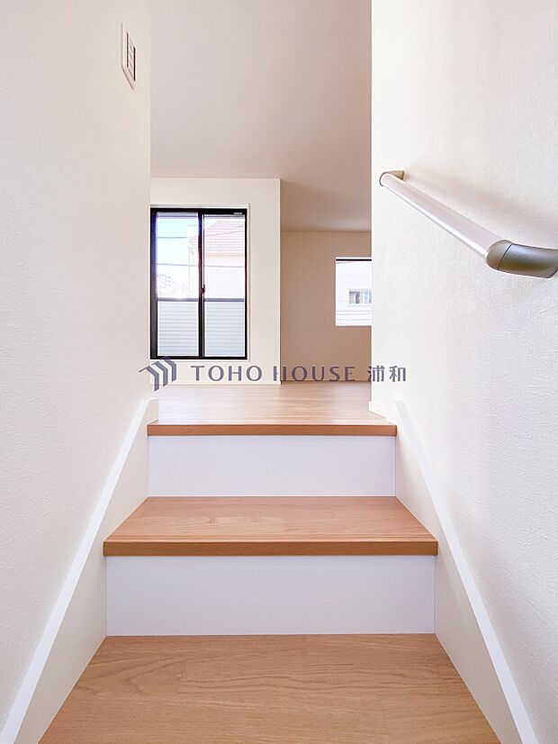 【手すり付階段】手すりがないと階段の昇り降りで危険なことはもちろん、壁に手をつきながら歩くことで壁紙が汚れやすくなります。すべての方に快適に昇り降りしていただくため、手すりを設置しました。