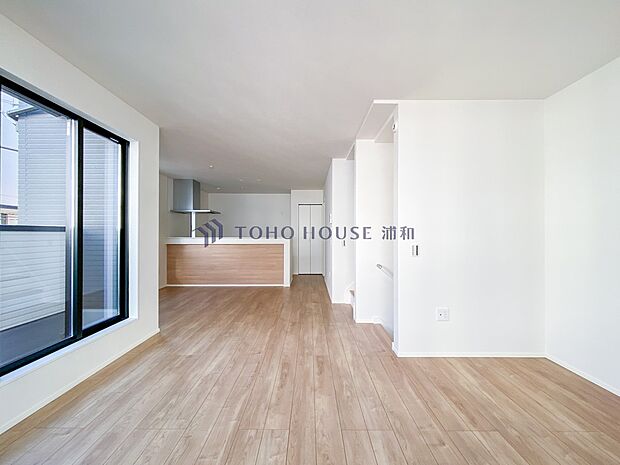 【LDK18.4帖】広々としたリビングダイニング。ゆったりとしたキッチン。生活動線をLDK に集中させ、ご家族が過ごしやすい空間設計にしました。