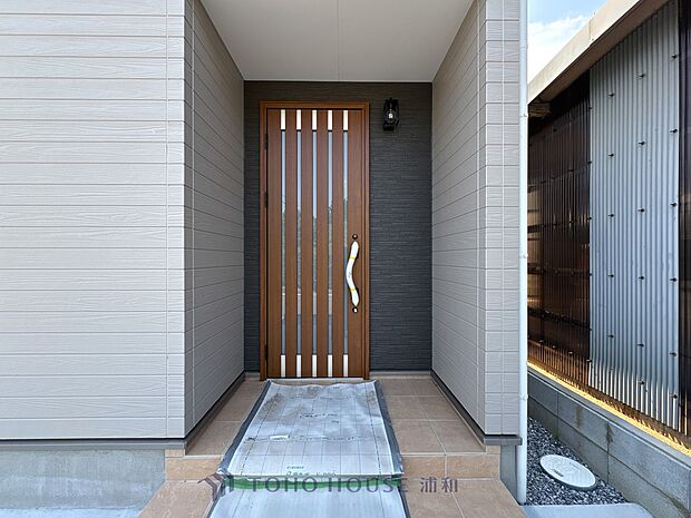 【玄関】玄関はおうちの顔と言われます。玄関アプローチは、外観デザインの印象を左右します。ご家族の個性を出しながら、素敵な玄関でお客様をお迎えしてください。