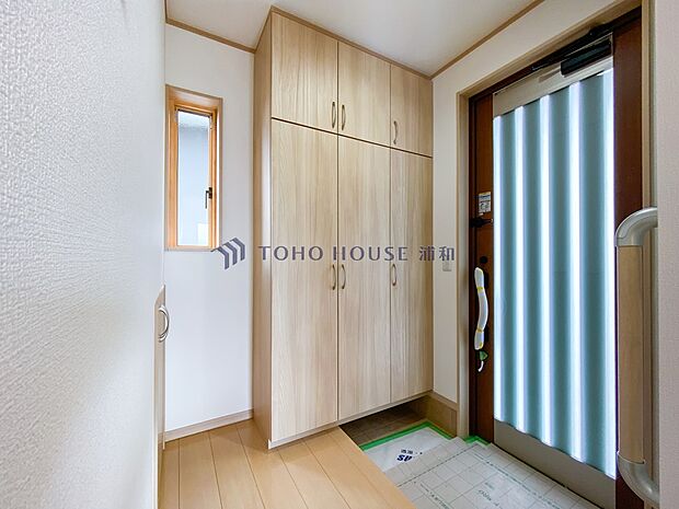 【玄関】スタイリッシュかつ品のある玄関。晴れの日も、雨の日も、風の日も、ご家族やお客さまを安心して迎えます。