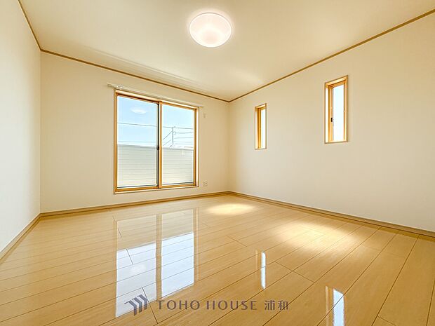 【BR8.1帖】柔らかな陽光とフローリングの色味が調和した快適な空間。