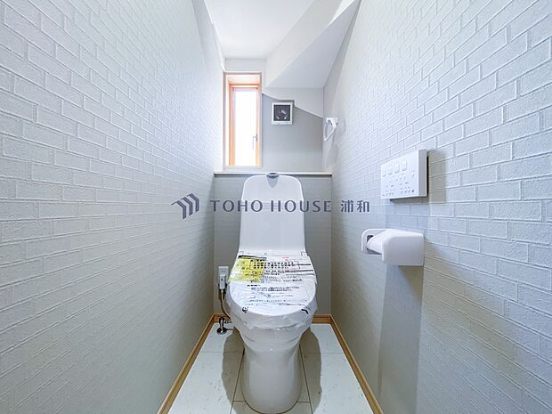 【トイレ】ウォシュレット付。快適で衛生的な洗浄機能付温水シャワートイレです。