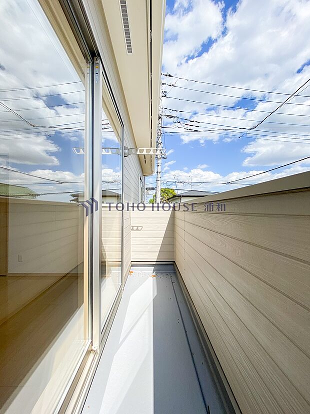 【バルコニー】  バルコニーから差し込む陽光・通風は、住環境・快適性と共に有り続ける貴重な「財産」です。