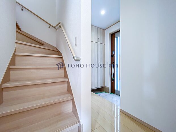 【手すり付階段】手すりがないと階段の昇り降りで危険なことはもちろん、壁に手をつきながら歩くことで壁紙が汚れやすくなります。すべての方に快適に昇り降りしていただくため、手すりを設置しました。