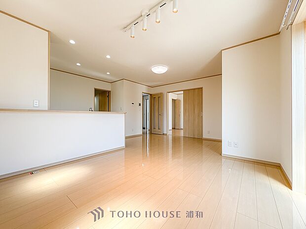 【LDK16.35帖】室内には豊かな陽光が注ぎ込み、爽やかな住空間を演出。