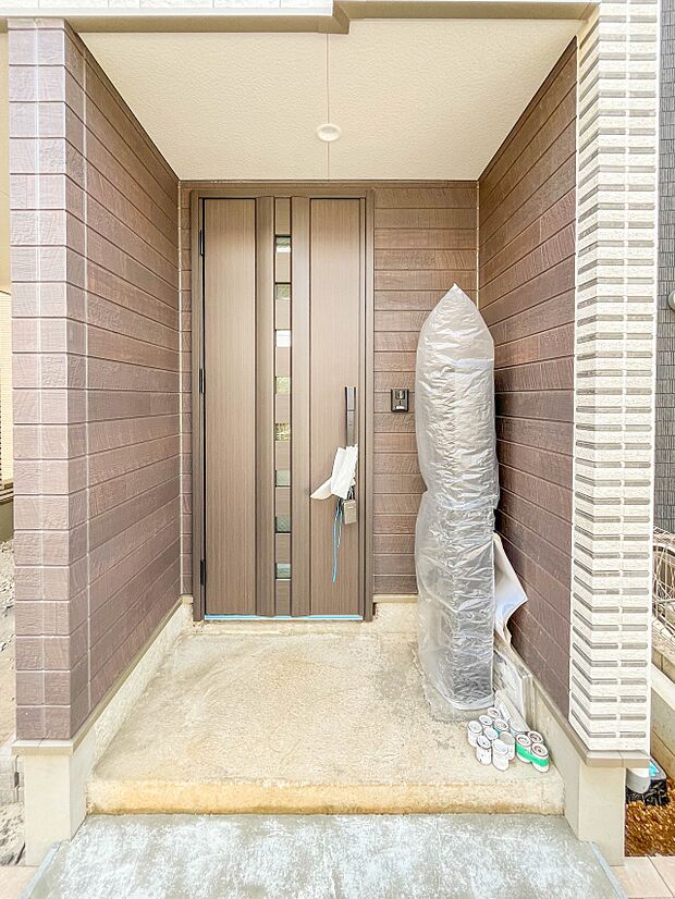 【玄関】家の顔となる玄関は、高いデザイン性が求められます。高級感と断熱性、防犯性に優れた玄関ドアを標準装備。ピッキング対策のセキュリティサムターン等、防犯に考慮しました。