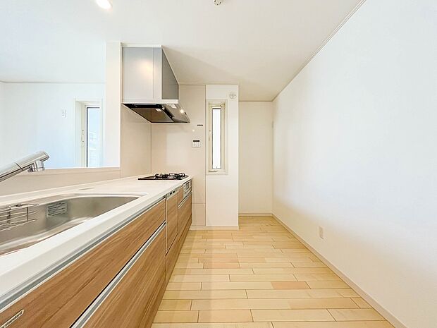 【キッチン】ナチュラルな自然光の中での調理。会話が弾む対面型キッチン。お洒落な食器類を余裕で収納できるスペース。動きやすい女性目線のキッチン動線。これからはお料理をつくる時間が劇的に変わりま…