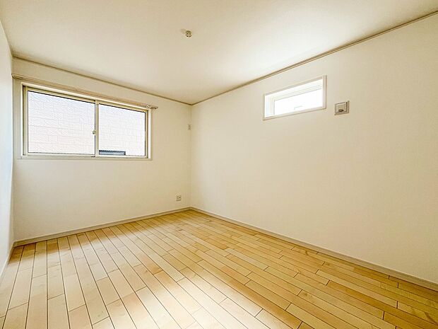 【子供部屋6.1帖】自然光の明るい空間でお子様と遊べます。