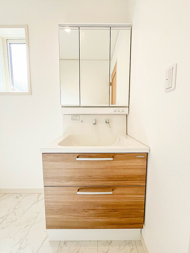 【洗面台】 十分な大きさの洗面台は、身だしなみチェックや歯磨きなど、朝の慌ただしい時間でもホテルライクなスペースで余裕とゆとりを感じて頂けます。