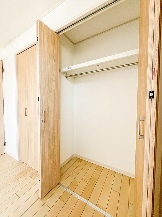 【CL(クローゼット）】  壁面クローゼットのメリットは、衣類が横一列に並ぶためひと目で洋服が選びやすいこと。衣類をたくさんお持ちの方も、限られたスペース内に無理なく収納することができます。…