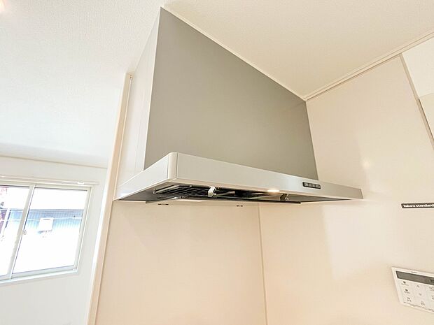 【レンジフード】調理の際に発生する汚れた空気（二酸化炭素、油煙、水蒸気、ニオイなど）を、ダクトを通して屋外に排出しています。