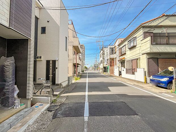 【前面道路東7.4m公道】車の通行が少なく静かな住環境を維持することができます。