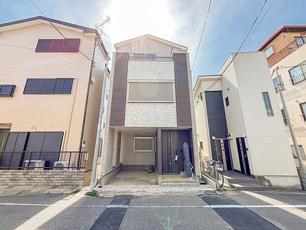 【外観】堂々たる趣ながら、主張し過ぎずどこか余裕を感じさせるシャープなフォルムで佇む邸宅は、晴天の空と照らし合わせる事で、本来あるべき完成形の姿を見せてくれます。