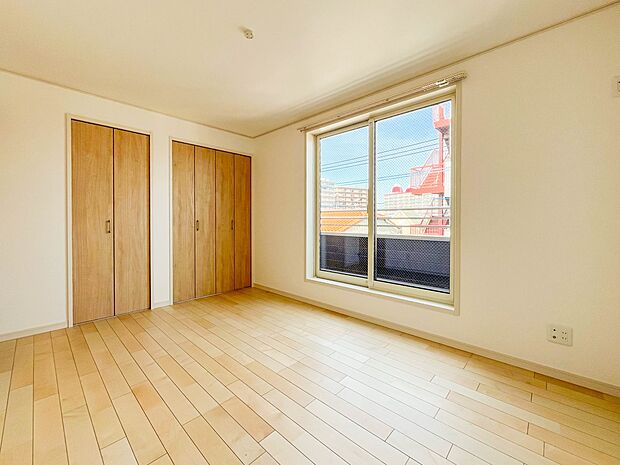 【居室6.4帖】快適に過ごす条件は、一人ひとり違います。だからこそ飾り過ぎないシンプルな内装と偏り過ぎないデザインで統一しました。暮らしの中でオーナー様だけの【マイホーム】に創り上げて下さい…