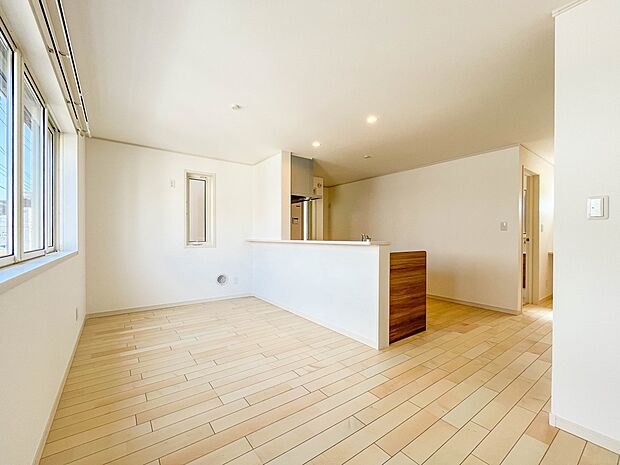 【LDK13帖】爽やかな日差しが差し込む明るいリビングです。