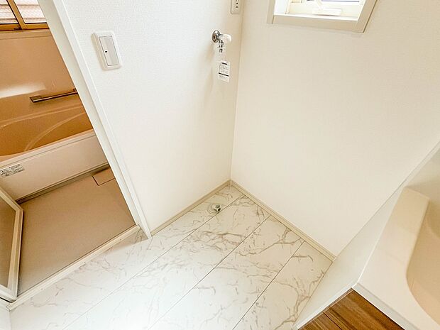 【ランドリースペース】毎日使う洗濯機。しっかりと奥行きのある置き場が確保されています。