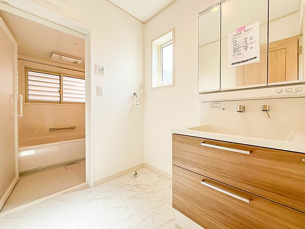 【脱衣所】洗面所は小さなプライベートスペース。歯磨き、洗顔と毎日施す個人空間。