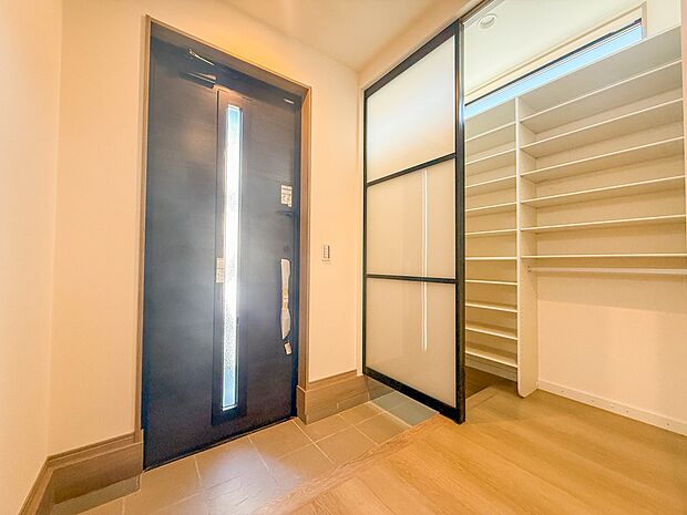 1号棟【玄関】玄関はおうちの顔と言われます。玄関アプローチは、外観デザインの印象を左右します。ご家族の個性を出しながら、素敵な玄関でお客様をお迎えしてください。