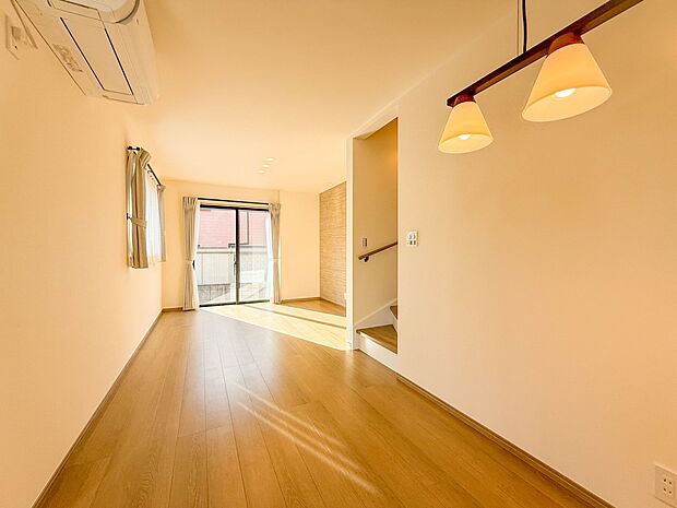 1号棟【LDK 16.87帖】うららかな陽射しがどのお部屋にも降り注ぎますように、快適さを追求した間取設計。得難い立地環境での生活を恵みの豊かな永住の地へと変えてくれます。