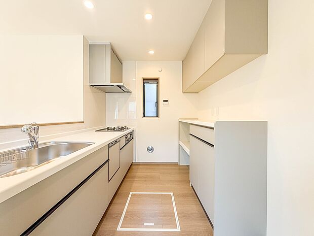 1号棟【LDK 16.87帖】 三口コンロで料理の幅を拡げてくれる使いやすいシステムキッチンを採用。洗い場も大きいので野菜や食器を洗ったりする際にも捗り、奥様の強い味方となってくれるはずです…