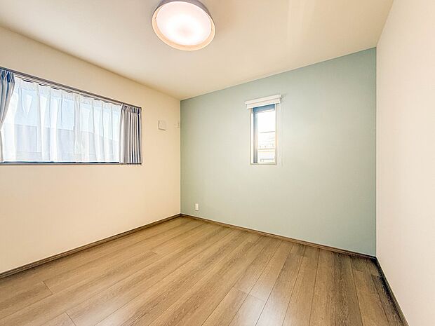 1号棟【子供部屋5.75帖】昨今のトレンドになりつつあるのが、広過ぎず、快適すぎない子ども部屋。勉強と寝るだけの部屋にすることで閉じこもりがなくなり、リビングで過ごす時間が増えると言われてい…