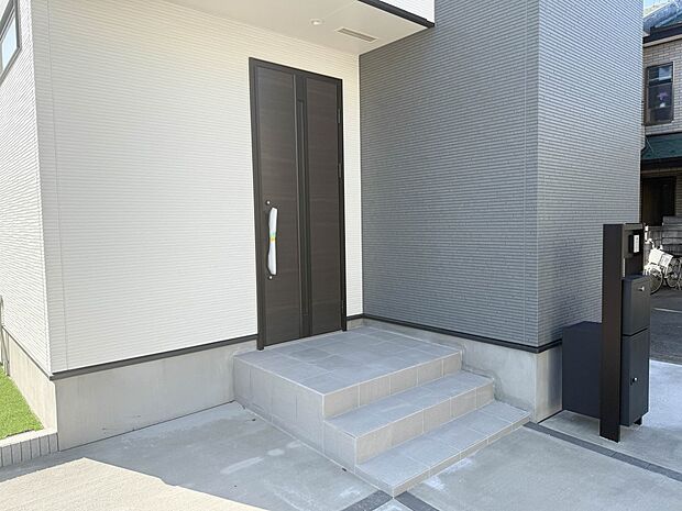 1号棟【玄関】安らぎに満ちた生活空間を予感させ、健やかな暮らしを楽しめそうですね。