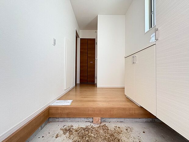 2号棟【玄関】シューズボックスだけでなく玄関ホールには収納スペースがございます。  