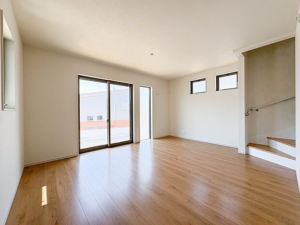 2号棟【LDK20.1帖】3面採光で開放感のあるリビングはより広さを感じる空間となっております。