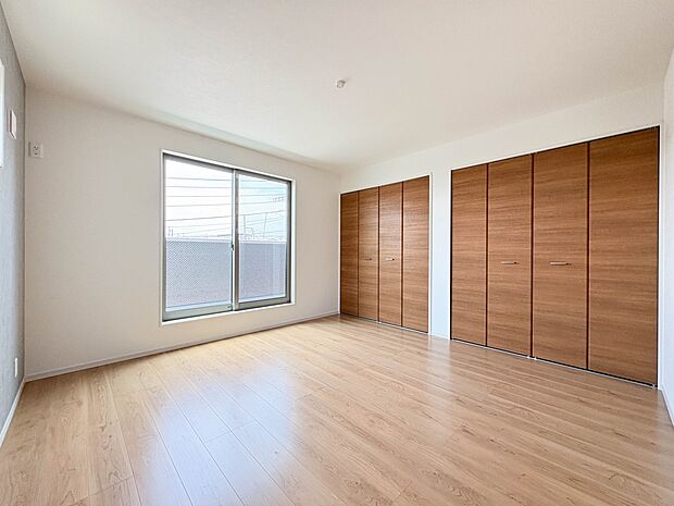 2号棟【2階寝室8帖】寝室は大きいベッドを置くことも可能です。2面採光で明るいスペースです。