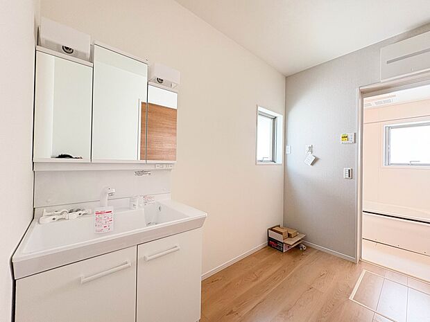 2号棟【洗面台】収納力もある三面鏡の洗面台